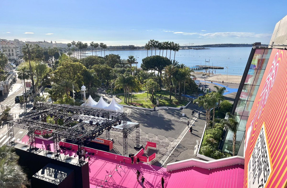 Ouverture des portes ce matin du #MIPTV, qui fête ses 60 ans sous le soleil de #Cannes 🌴 Le marché international de l’audiovisuel est  associé au festival #CANNESERIES 💖 #CotedAzurFrance