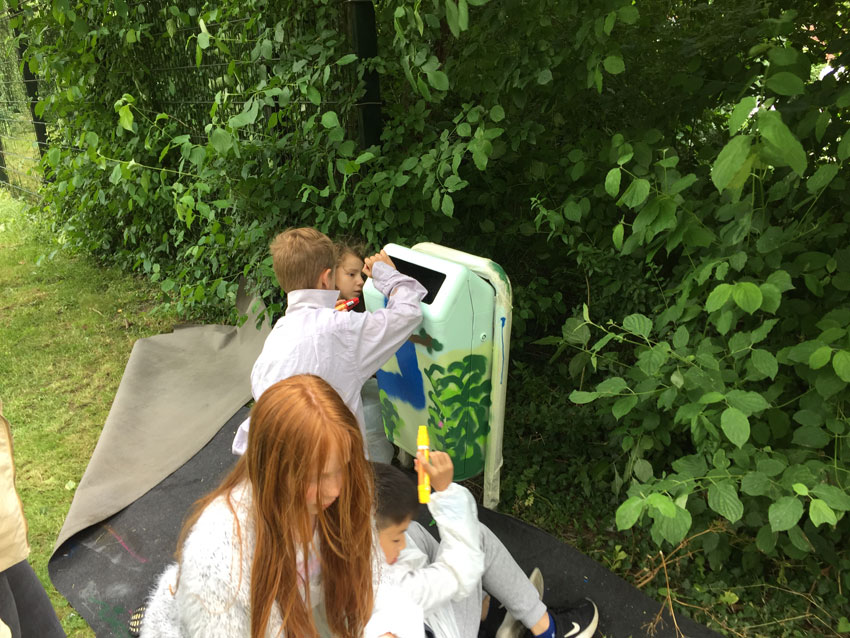 GRAFFITINETWERK's tweet photo. Creatieve kids workshop in Delft. #creatieveworkshop #delft #vuilnisbak #customizing #kids #workshop #gemeentedelft #buurtparticipatie #streetart https://t.co/CUgXvaGXu4