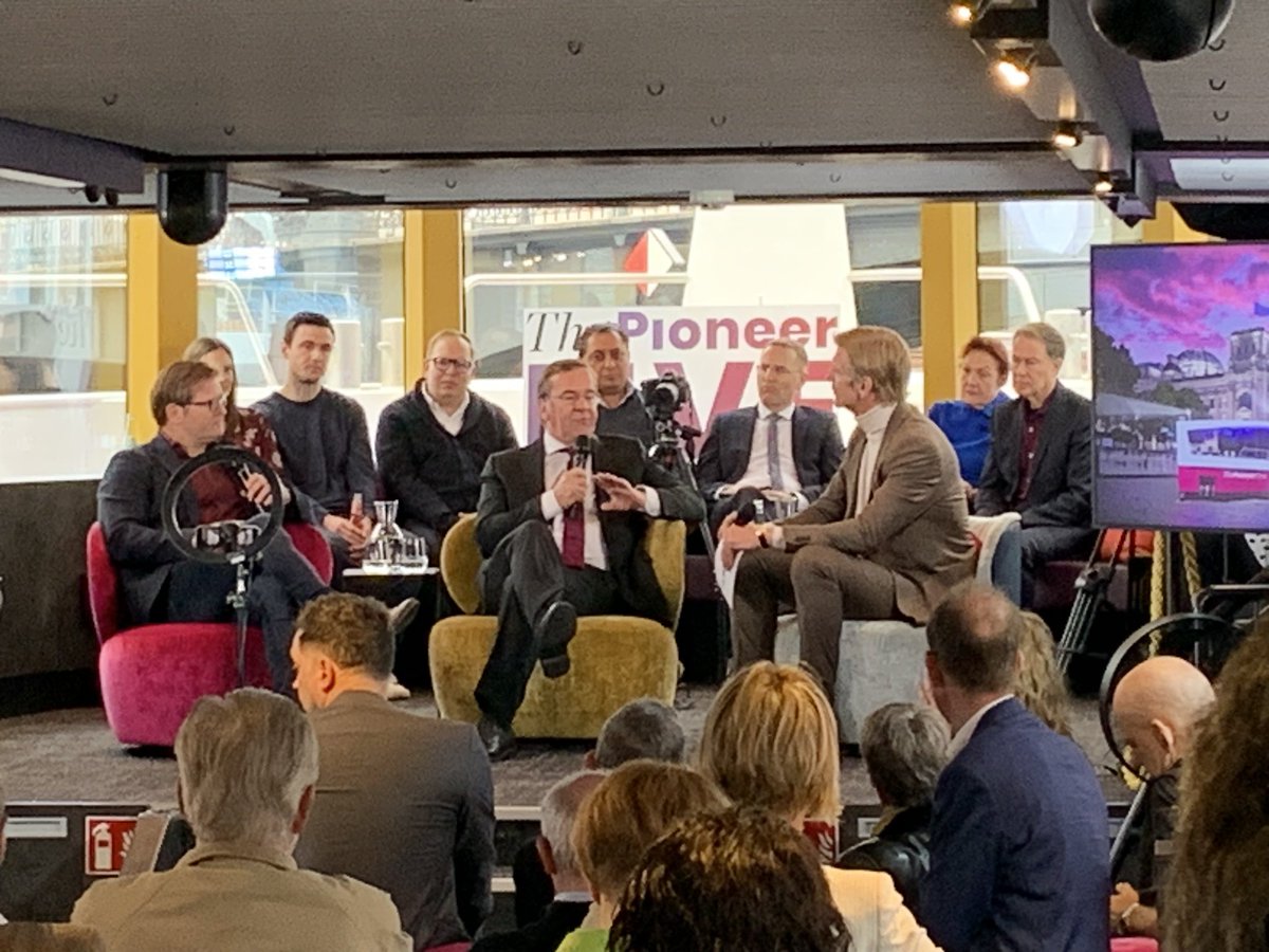 Der #IBuK auf der Pioneer One. „Ich lese Akten. Aber nicht abends um 23 Uhr. Das ist ungesund”, sagt Boris #Pistorius im Gespräch mit <a href="/GordonRepinski/">Gordon Repinski</a> und <a href="/MichaelBroecker/">Michael Bröcker 💎</a> über seine Work-Life-Balance <a href="/ThePioneerDe/">The Pioneer</a>