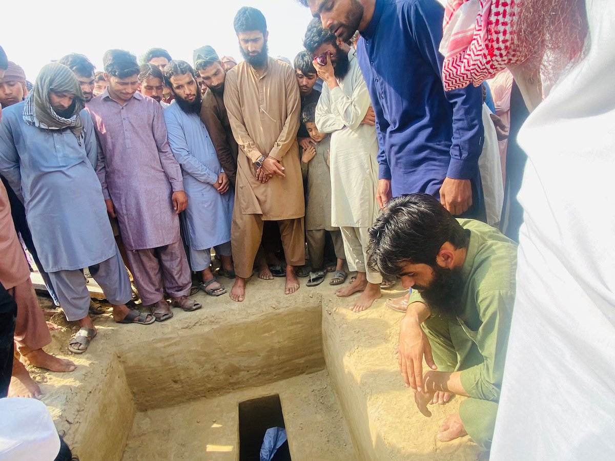 Muhamma25144114's tweet photo. سسکیوں اور آہوں کے ساتھ شاہد بھائی کو ان کے آبائی گاؤں کے مقامی قبرستان میں سپرد خاک کر دیا گیا۔
اللہ تعالیٰ ہمارے بھائی کی آخرت کی منزلیں آسان فرمائے آمین۔ https://t.co/tVlZR9DXJt