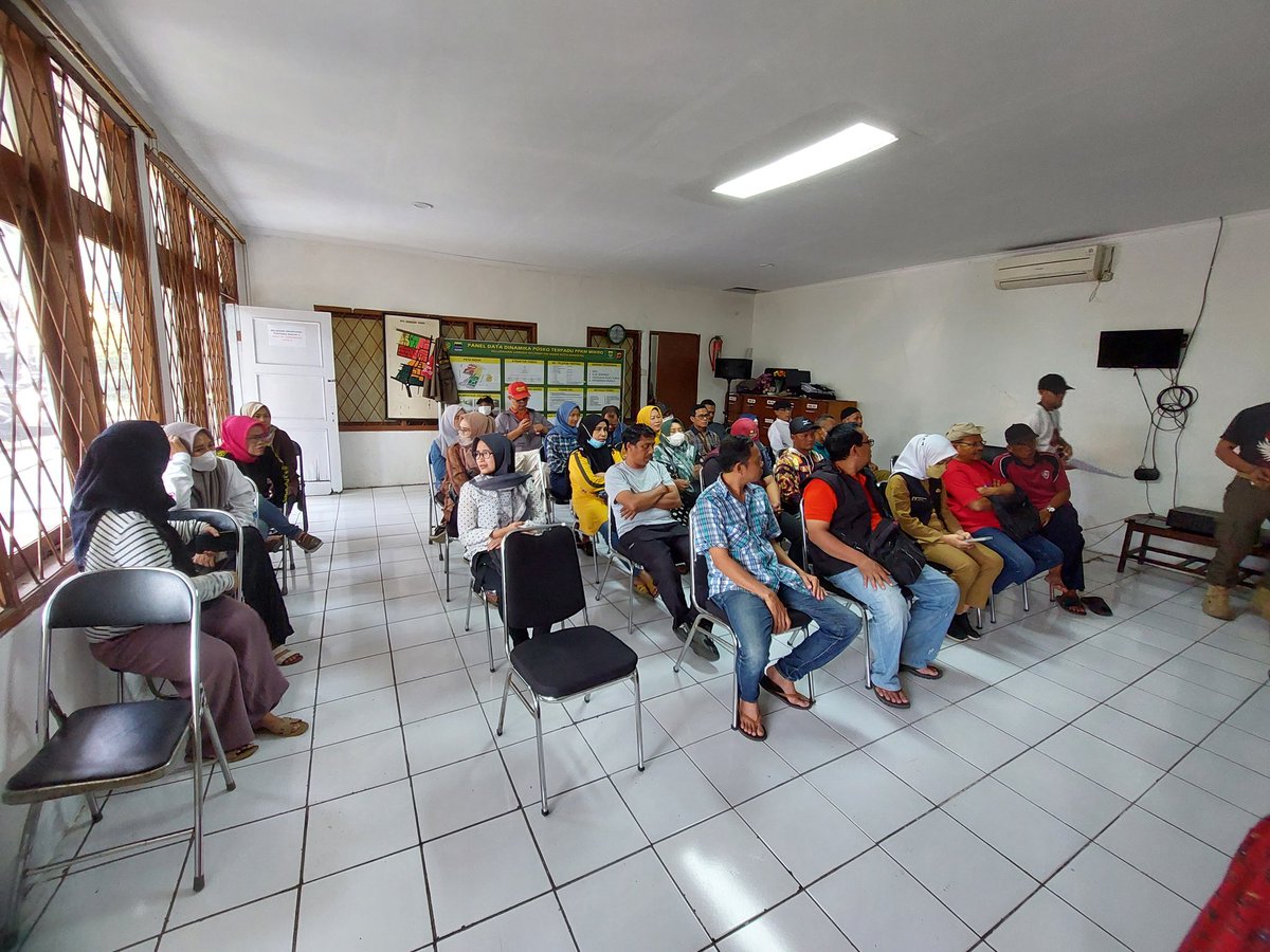 Giat Lurah, Kasi Pem, Kasi Ekbang dan Bhabinkamtibmas Garuda Melaksanakan Rapat Pembinaan Ketua RT dan RW se-Kelurahan Garuda di Aula Kel. Garuda. Senin, 17 April 2023