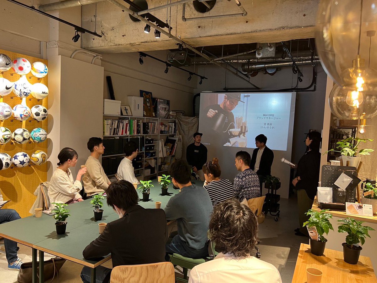 昨日は <a href="/ZenbirdMedia/">ZenBird</a> 編集長のロジャーさんとの対談イベントでした🗣

20名近くの方に足を運んでいただき、ロジャーさんの鋭い質問から、植樹の話をさせていただく新しい伝え方でした🪴

改めてステキな記事と機会をありがとうございました🙇‍♂️

zenbird.media/bikas-coffees-…
Zenbirdの記事はこちら☝️