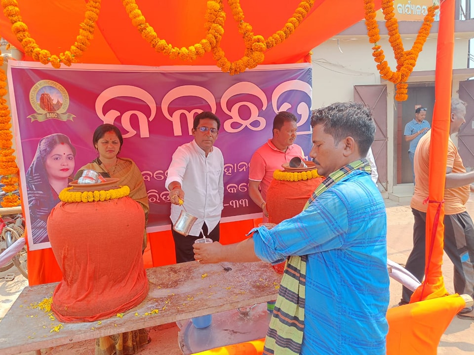 JPradhanBJP's tweet photo. ଭୁବନେଶ୍ୱର ୱାର୍ଡ-33ର କର୍ପୋରେଟର ଧରିତ୍ରୀ ଜେନା ଓ ପୂର୍ବତନ କର୍ପୋରେଟର ସୁରେଶ ଜେନାଙ୍କ ପକ୍ଷରୁ ଝାରପଡା ଗଣେଶ ମଣ୍ଡପ ଛକଠାରେ ରୌଦ୍ରତାପରୁ ଟିକେ ଆଶ୍ବସ୍ତି ପାଇଁ ପଥଚାରୀଙ୍କ ନିମନ୍ତେ ଏକ ଜଳଛତ୍ରକୁ ଶୁଭାରମ୍ଭ କଲୁ l
#JalaChhatra https://t.co/WJaAq58X86