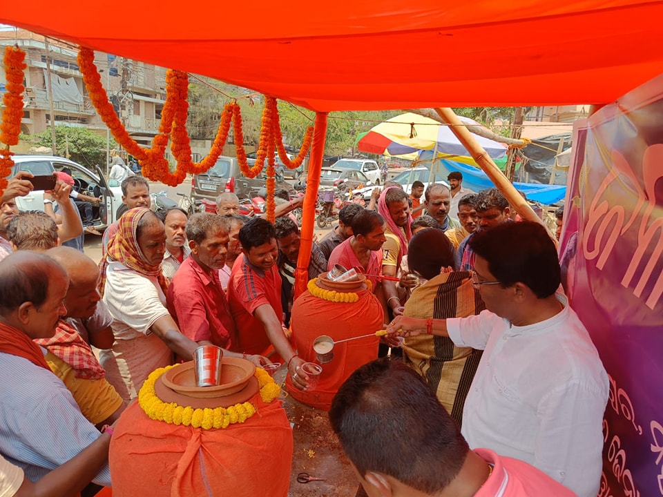 JPradhanBJP's tweet photo. ଭୁବନେଶ୍ୱର ୱାର୍ଡ-33ର କର୍ପୋରେଟର ଧରିତ୍ରୀ ଜେନା ଓ ପୂର୍ବତନ କର୍ପୋରେଟର ସୁରେଶ ଜେନାଙ୍କ ପକ୍ଷରୁ ଝାରପଡା ଗଣେଶ ମଣ୍ଡପ ଛକଠାରେ ରୌଦ୍ରତାପରୁ ଟିକେ ଆଶ୍ବସ୍ତି ପାଇଁ ପଥଚାରୀଙ୍କ ନିମନ୍ତେ ଏକ ଜଳଛତ୍ରକୁ ଶୁଭାରମ୍ଭ କଲୁ l
#JalaChhatra https://t.co/WJaAq58X86