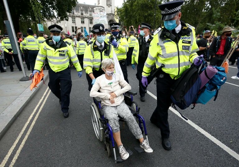 In advance of protests by @XRebellionUK later this week, campaign groups are demanding there is no repeat of the Metropolitan Police's systemic discrimination towards disabled protesters that Netpol documented in 2019. Sign the call for solidarity netpol.org/2023/04/17/dis…