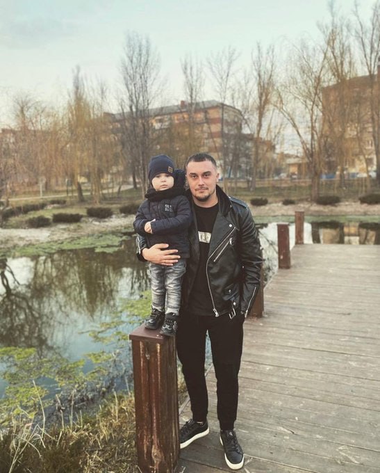 Эта семья недавно вернулась в Славянск из эвакуации. Мама вышла в магазин за несколько минут до прилета С-300. Двухлетнего сына достали из-под завалов, он умер в машине скорой. Отца искали двое суток, его тело вытащили последним. 15 погибших, 24 раненых