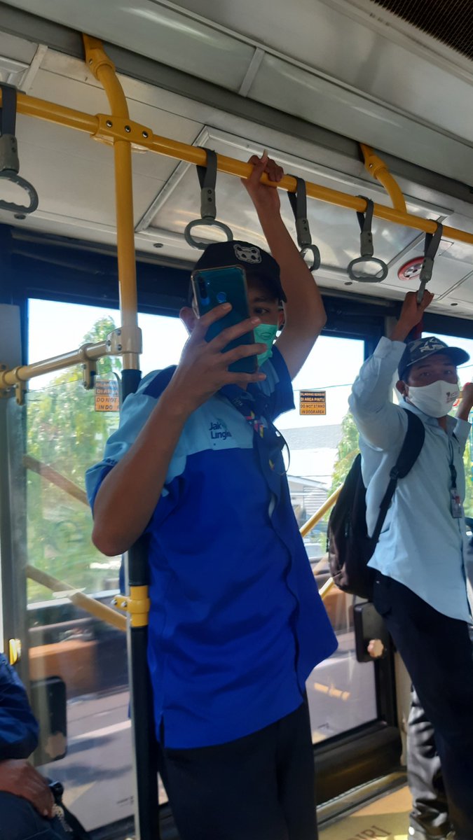 14.00 Sy naik TJ K02 dr Monas. Di Gambir naik sso dgn seragam <a href="/jaklingkojkt/">Jak Lingko</a> yg membuat gaduh, tantang berkelahi &amp; mengancam2 krn ditegur atas duduknya yg tdk sopan n mengotori celana sy. Model emosian begini bisa kerja di <a href="/PT_Transjakarta/">Transportasi Jakarta</a> ?