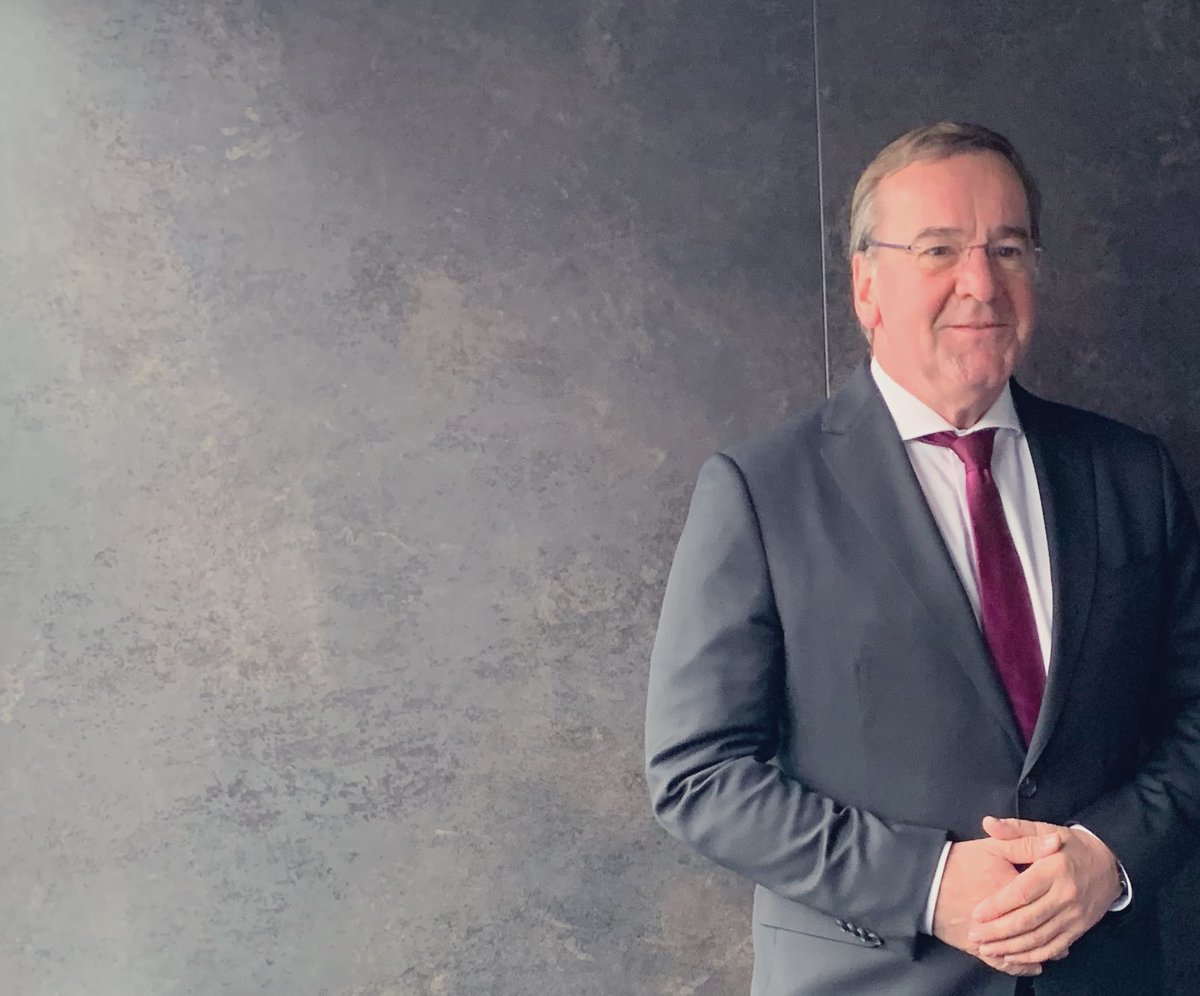 “Das Ende der Waffenlieferungen bedeutet das Ende der #Ukraine. Und zwar sofort“, sagt Verteidigungsminister #Pistorius im Gespräch mit <a href="/MichaelBroecker/">Michael Bröcker 💎</a> und <a href="/GordonRepinski/">Gordon Repinski</a>. Er betont Bedeutung der Luftabwehr. „Ohne einen sicheren Luftraum wäre #Ukraine längst überrollt.“