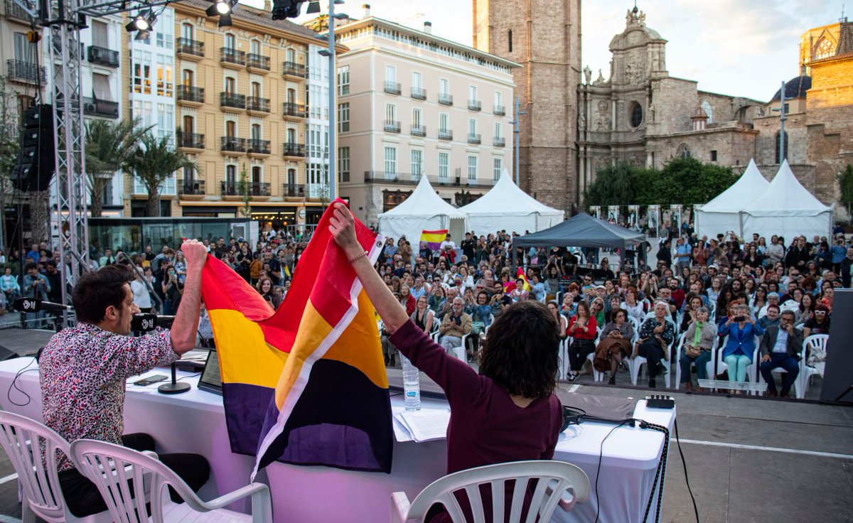 carnecrudaradio's tweet photo. 🔴🟡🟣 ¡DIRECTO! La República: lecciones para un futuro mejor.

Nos fuimos a València a proclamar la República Independiente de la Radio junto a quienes luchan por mantener viva la memoria.  

ESCUCHA: https://t.co/3qrybabx8F https://t.co/1XExqMGSbY