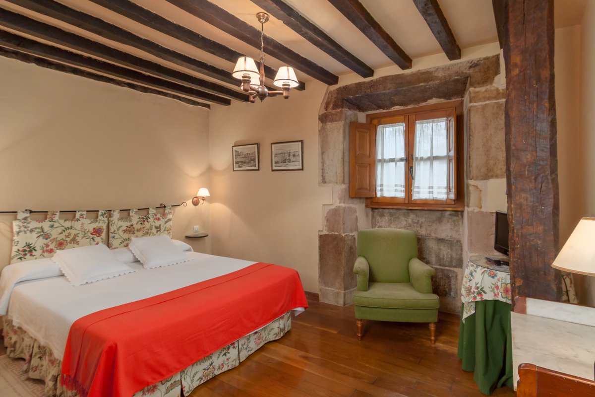 Comenzamos la semana dando bienvenida a un alojamiento que regresa a nuestra Asociación: la Casona de la Salceda en Treceño, entre San.Vicente de la Barquera y Comillas. Edificio catalogado en el Patrimonio Cultural de Cantabria, alberga 10 habitaciones y dos apartamentos.