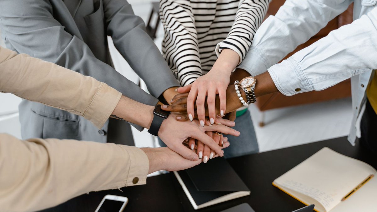 LayerInteracti1's tweet photo. Pour mener à bien tous vos #projets, nous avons réunis 14 talentueux #collaborateurs : #développeurs, #chefs de projet, #graphistes experts UI/UX qui mettront toutes leurs #compétences #techniques à votre service pour faire de votre projet un succès ! https://t.co/hiuWJtJUCo