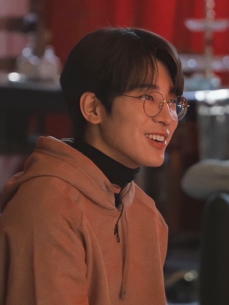 only1woo_o's tweet photo. i call this UP film student wonwoo na 7 years ko mamahalin https://t.co/PgF8bvUBfz
