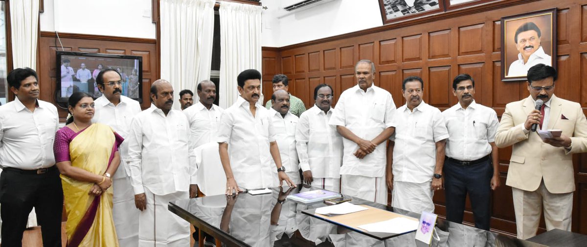 AppavuexSpeaker's tweet photo. சட்டமன்ற நிகழ்வினை செவித்திறன் பாதிக்கப்பட்டவர்கள் புரிந்து கொள்ளும் வகையில் மாற்றுத்திறனாளிகள் நலத்துறை சார்பில்,சைகை மொழி பெயர்ப்பாளர்கள் மூலமாக,சைகை மொழியில் 10 நிமிடங்கள் பதிவு செய்து ஊடகங்களில் ஒளிபரப்பு செய்வதை மாண்புமிகு முதலமைச்சர் திரு.@mkstalin அவர்கள் துவக்கி வைத்தார்! https://t.co/V0Pdw9BSQt