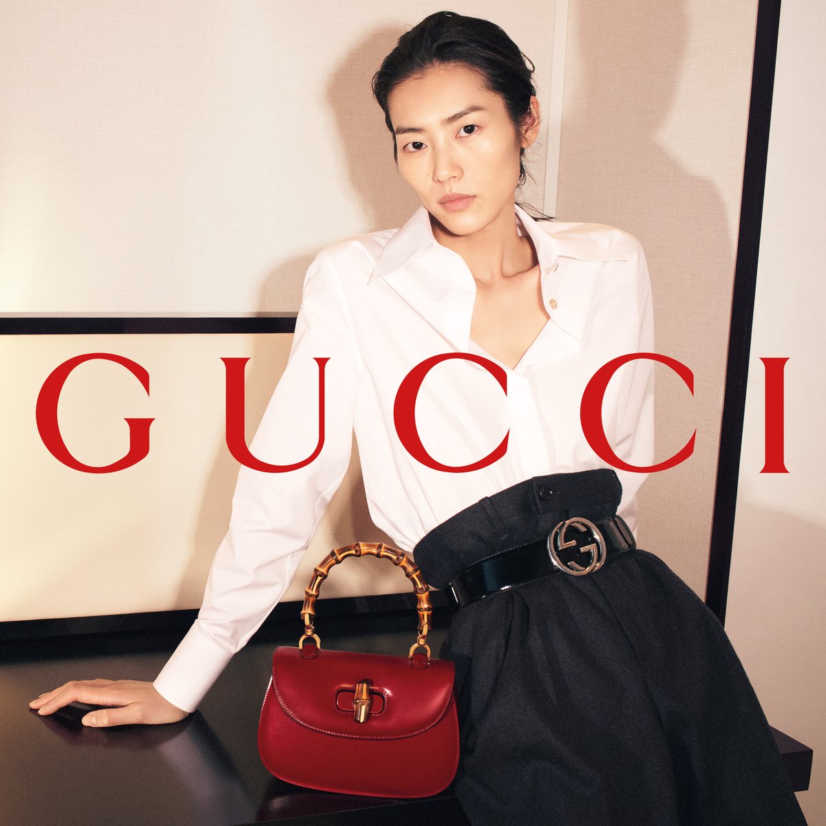 gucci's tweet image. The House presents the new #GucciBamboo1947 campaign featuring #LiuWen and shot by #DavidSims, in a portrayal of two emblematic characters and the relationship between an individual and a cherished object. More on.gucci.com/GucciBamboo194…