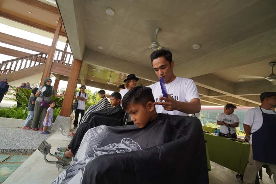 YayasanPahang's tweet photo. 167 kanak-kanak menerima perkhidmatan gunting rambut percuma pada program Gaya Rambut Raya anjuran Yayasan Pahang di Rumah Pahang, Kompleks Yayasan Pahang.
#yayasanpahang #kypas #barba https://t.co/Aw9JwaVcEk