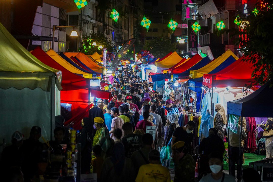 putriiaisyaaaa's tweet photo. Pre aidlilfitri sales: JALAN TAR DRAW CROWDS OF VISITORS AND CUSTOMERS, SALES BY TRADERS HAVE BEEN BOOMING.

[A thread]

by Putri Nur Aisyah bt Azhar (2022823112)

#COM201 #MMC1102D #MMC1102D2023 #RayaAidilfitri2023 https://t.co/IfjOqBlbmM