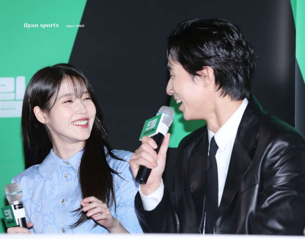 230417 아이유, 박서준 영화 드림 기자간담회 투샷⚽️✨ 📸 https://isplus.com/article/view/isp202304170132… #아이유 #IU #이지은 #박서준 #PARKSEOJOON #영화드림Tran...