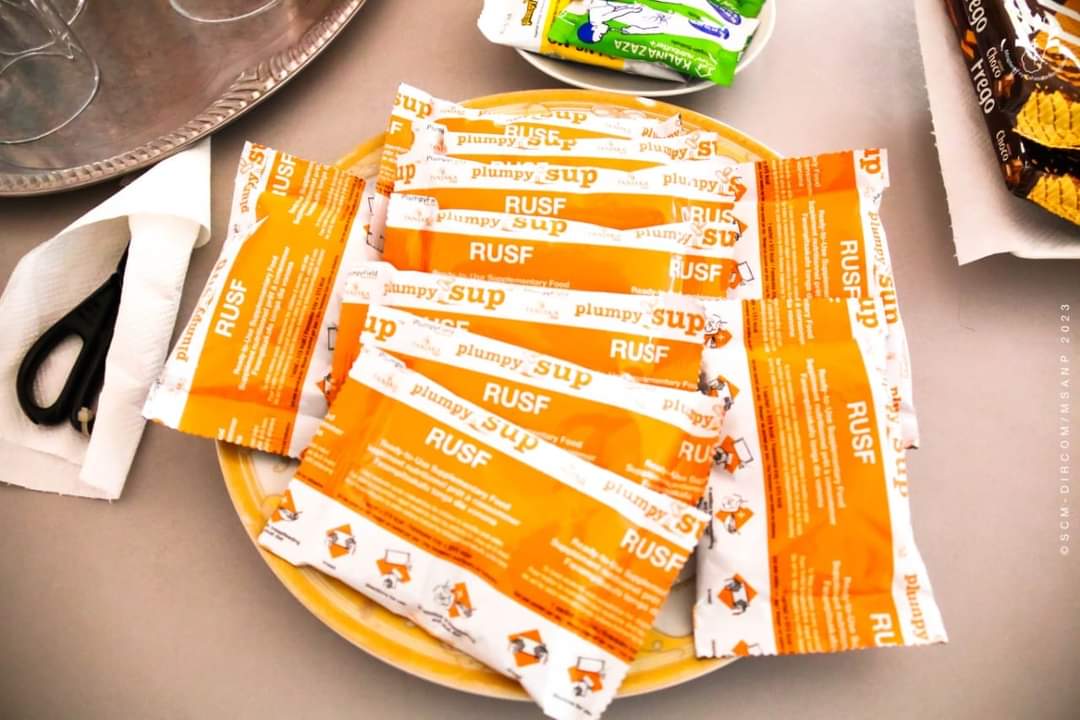 Le Ministre de la Santé s'est rendu à l'usine Tanjaka Food d'Amboditsiry dans le cadre de la lutte contre la malnutrition. Cette usine produit des suppléments nutritionnels appelés Plumpy Nut et Plumpy Sup, distribués gratuitement aux enfants 🇲🇬 souffrant d'insécurité alimentaire