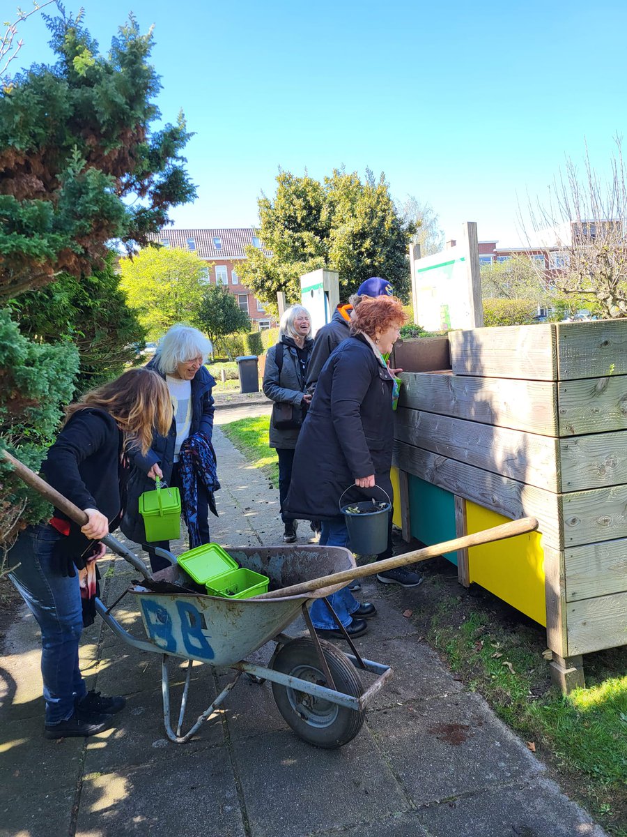 Afgelopen weekend is er door de ##vrijwilligers aan de Kornoeljestraat hard gewerkt aan het #wormenhotel. De bewoners van het hotel zijn weer van alle gemakken voorzien en de oogst is er aan de onderkant uitgehaald. <a href="/duurzaam_dh/">Duurzaam Den Haag</a> #composteren #duurzaamheid #oogsten #groen #milieu