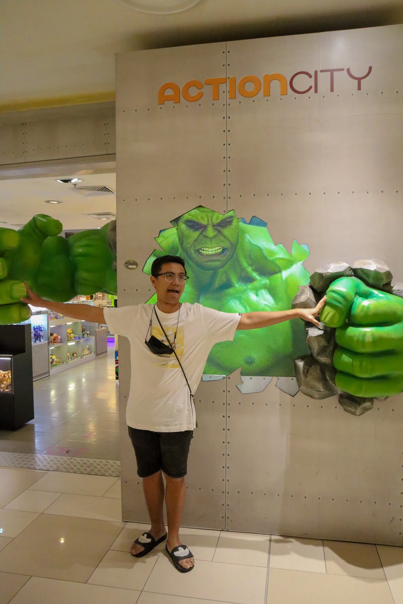 michycheng's tweet photo. Who is this weirdo? https://t.co/mTgwmOta1C