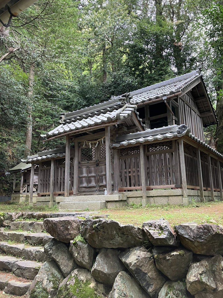 david58202423's tweet photo. 木之本町にある伊香具阪神社
山の中に入って行く感じ
手水社は湧水かな？
階段を登ると左側に観音様、右側が本殿
太い木の存在感スゴい
ご祭神が書かれたたものはないが村の方の手入れがされていて綺麗 https://t.co/HBdmG3kP7v
