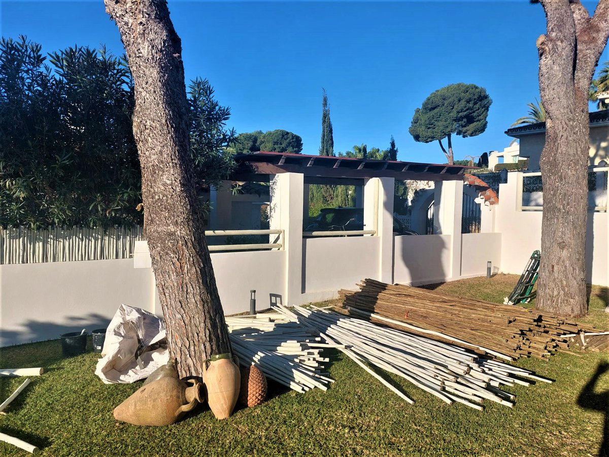 CapeReed's tweet photo. We are excited for our new project taking off in Los Monteros.  

We are replacing the old balustrade with new lath fencing in a whitewash finish to complete the look!

#Project #Lath #Fencing #Privacy #LathScreen https://t.co/Xpk4qXJiih