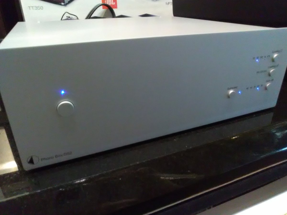 oku_papa's tweet image. プリメインアンプの内蔵フォノイコで聴いたときは音楽がやや団子状になっていましたが、一音一音がきちんとほぐれます。細かい音をくまなく拾いきり、音の輪郭も曖昧さが払拭されクッキリとします。
#ProJectAudio #audio #シマムセン #試聴