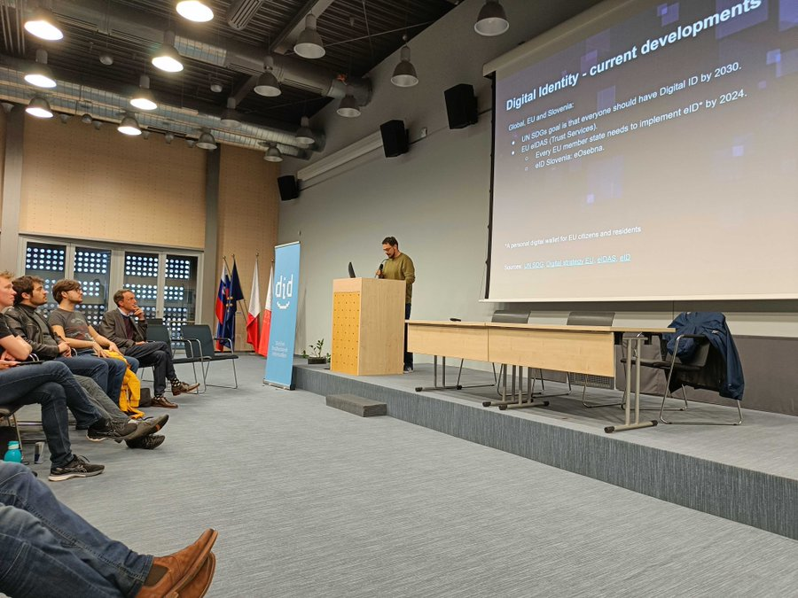 ApillonEsp's tweet photo. El pasado 14 de Abril,  el CPO de @Apillon @gosu128
participó en un debate espectacular sobre soluciones para la identidad digital y la privacidad en blockchain en la Facultad de Ciencias Sociales de Liubliana.👏👏 https://t.co/4jkWSb6xfd