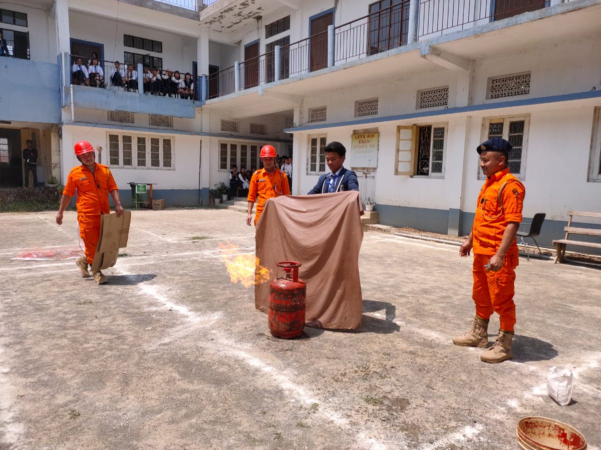 ChonglungS's tweet photo. Rescue and fire safety demo at Jubilee Memorial College  
#WE_SERVE_TO_SAVE https://t.co/p6QMScSyRn