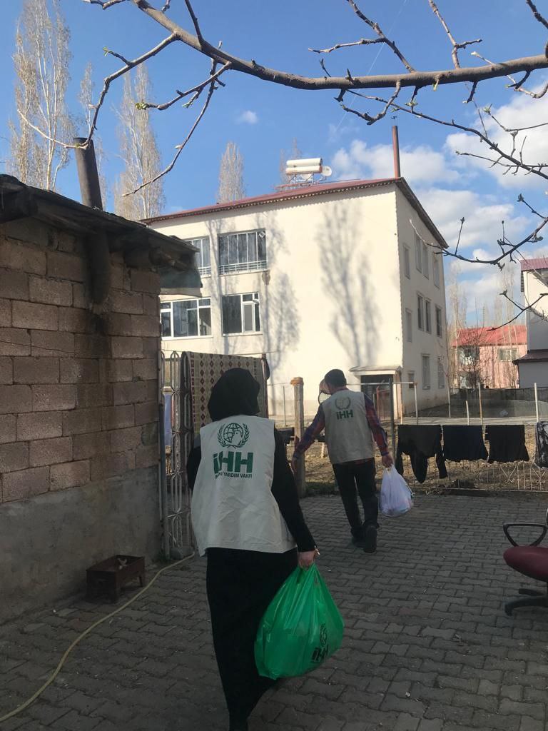 Depremzede ve ihtiyaç sahibi ailelere desteklerinizle Ramazan kumanyası ulaştırmaya devam ediyoruz.

📍 Erzurum
📍 Muş

➡️ Siz de kumanya bağışlarınızla ihtiyaç sahibi ailelere destek olabilirsiniz: ihh.org.tr/bagis/kumanya