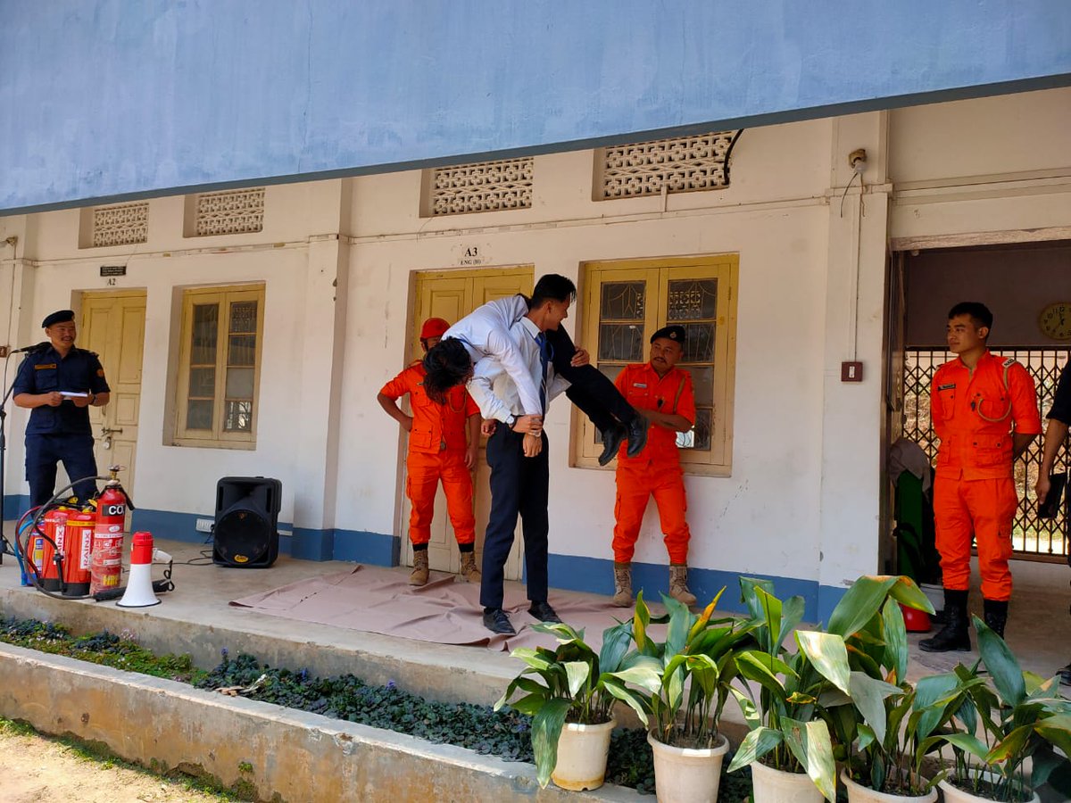 ChonglungS's tweet photo. Rescue and fire safety demo at Jubilee Memorial College  
#WE_SERVE_TO_SAVE https://t.co/p6QMScSyRn