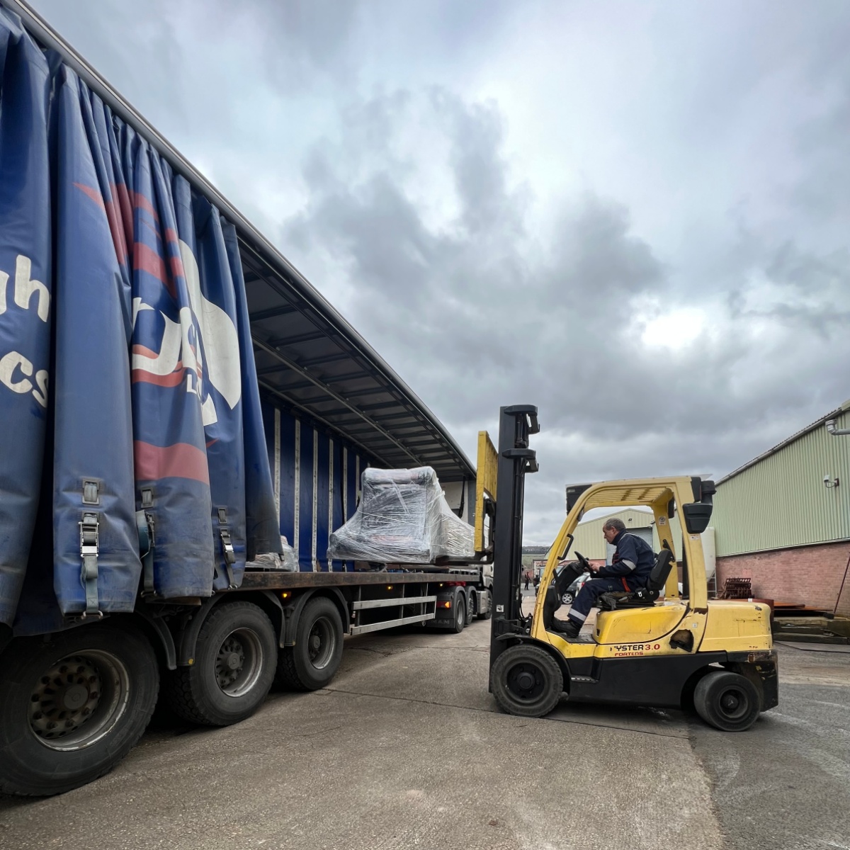 dintsinter's tweet photo. Dints recently worked with @UKArrowhead to deliver part of a €10m @UKEF  backed equipment supply contract. Their UK manufactured hydraulic breakers are now on route to a valued Guinean customer.

#supplychain #miningequipment #exportfinance #mining https://t.co/q6HTSPgqyI