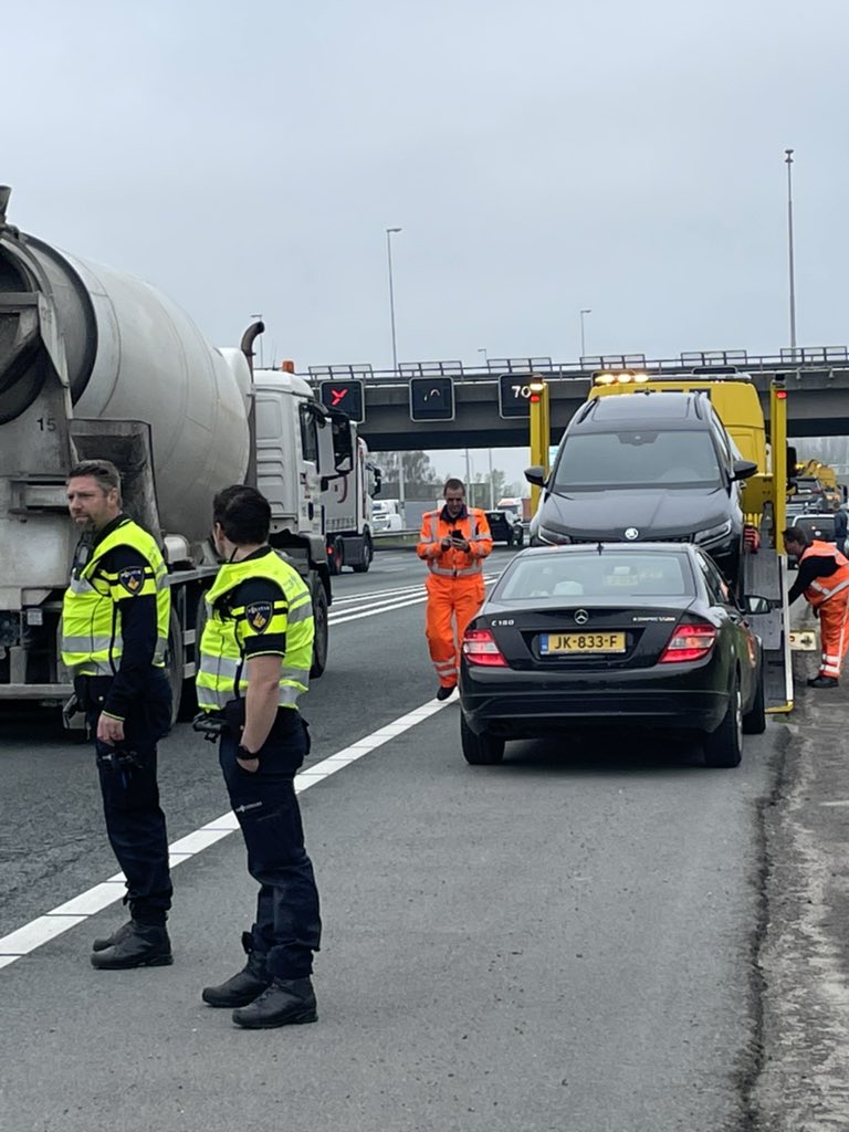 zapache's tweet image. Een of andere idioot ijzeren paal verloren.  7 auto’s die erop klappen met lekke banden langs de weg #a12 #anwb #politie