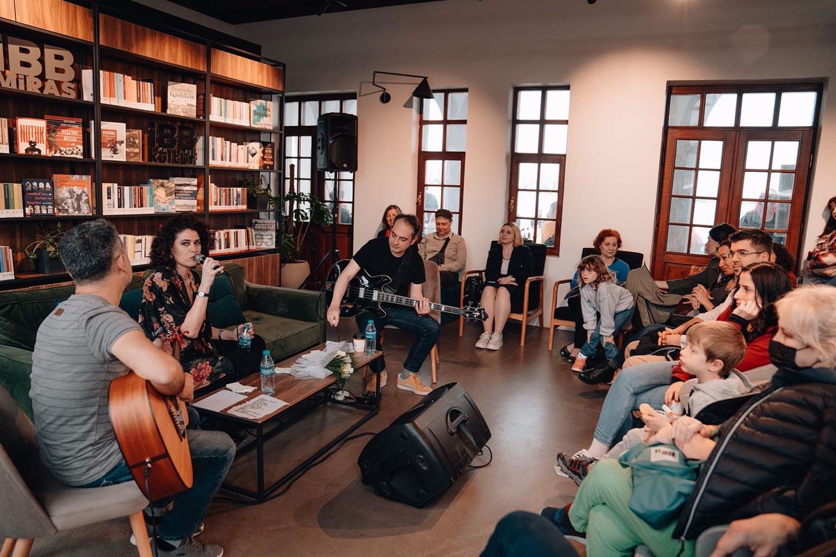 Geçtiğimiz cumartesi Kadıköy'de İstanbullular mekân, sanat, sanatçı ilişkisinin en güzel örneklerinin birer parçası oldular. Erkan Can ve Güven Kıraç'la Müze Gazhane'de, Melis Danişmend’le Moda İskelesi'nde buluştular.

#ibbkültür <a href="/ErknCan/">Erkan Can</a> <a href="/GuvenKiracResmi/">Güven Kıraç</a> <a href="/melisdanismend/">Melis Danişmend</a>