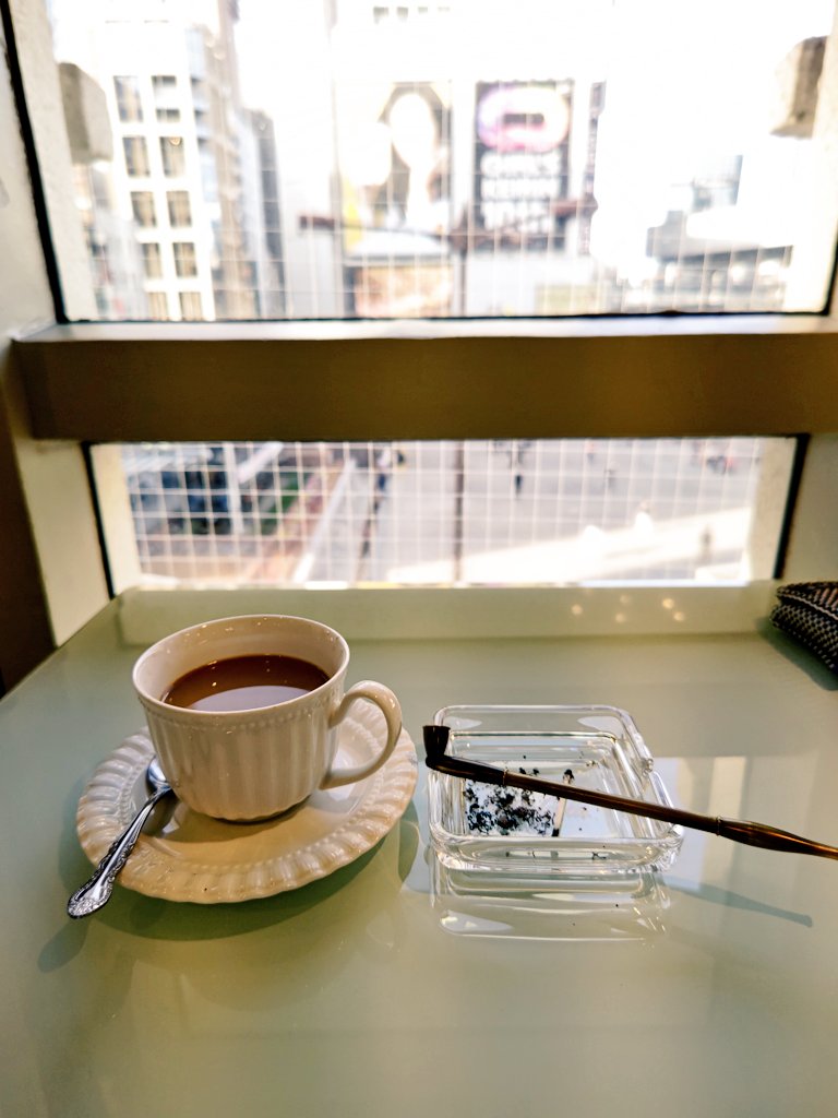 D_kokeshimaru's tweet photo. 前に無料体験カードを貰ったのでニュー新橋ビルのタバコ天国���んへ。@THECAFE_Tabako
なんだここ⋯最の高じゃねぇか⋯！
☕(^ω^)y─┛~~ https://t.co/SPXb2eWWGh