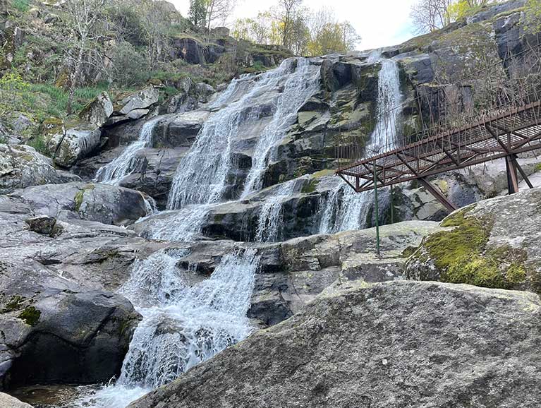 viajesymapas's tweet photo. 📢 Nuevo vídeo en YouTube - El Valle del Jerte.
Una de las comarcas naturales más bonitas de España.
Cascadas, miradores, pueblos y el espectáculo de los cerezos en flor.
👉 https://t.co/HvQc65OLRA
@Extremadura_tur @Turismo_DipCC #jertevym @PICOTADELJERTE @vallejerte_tur https://t.co/rggCR8INbd