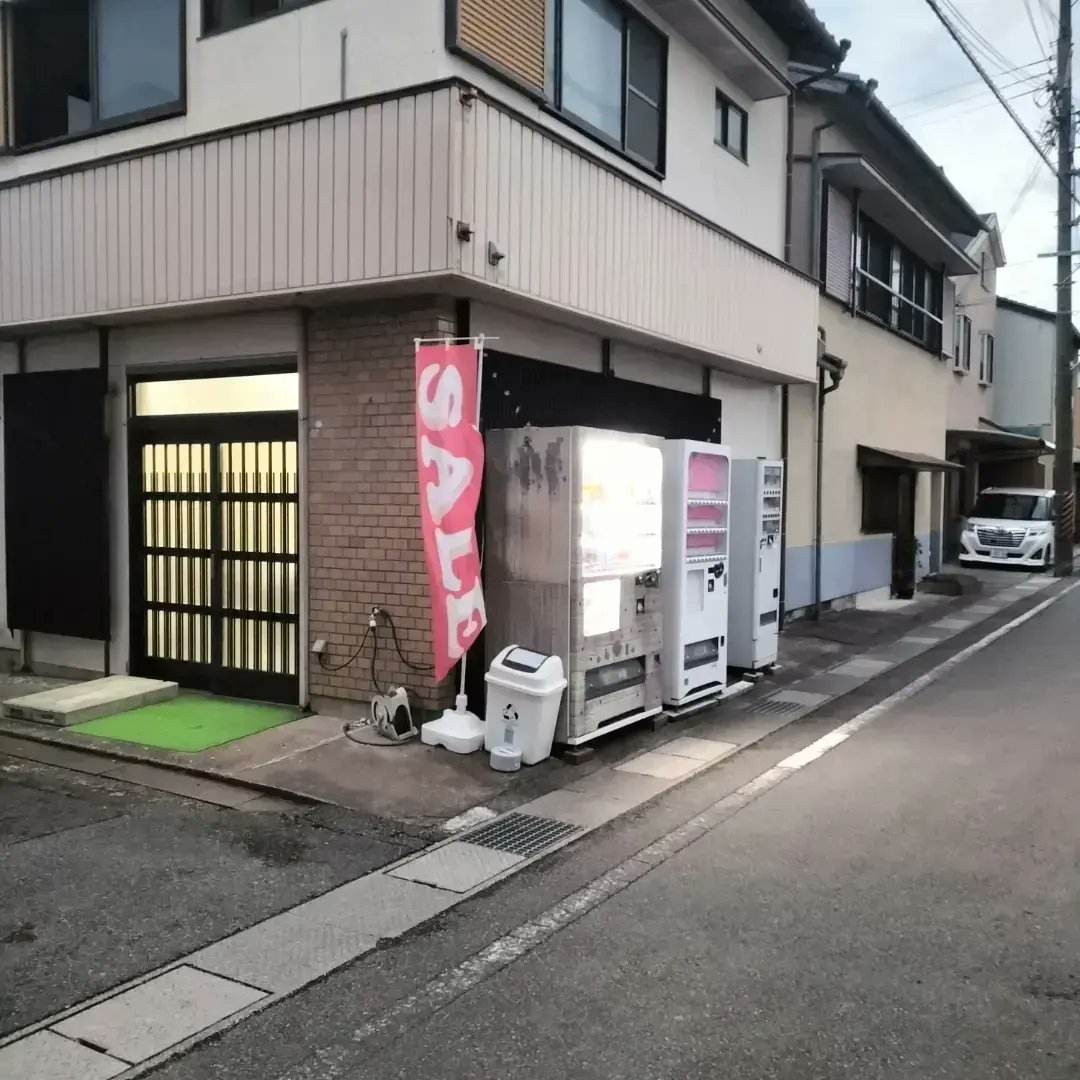 qoochang2021's tweet photo. 皆さん、こんばんは🤩🤣🥰😊🥳
90円自販機 田辺文里店です🥳😊🥰🤣🤩
ココアがなかなか補充できなくて申し訳ございません😰😭😧😵😵‍💫
しばらくお待ちくださいませ🥳😊🥰🤣🤩
気軽に楽しめる自販機になりますように頑張ります🤩🤣🥰😊🥳
今日もファイトです🥳😊🥰🤣🤩
#田辺市 #文里 #紀伊新庄駅 https://t.co/boEXP7tsb1