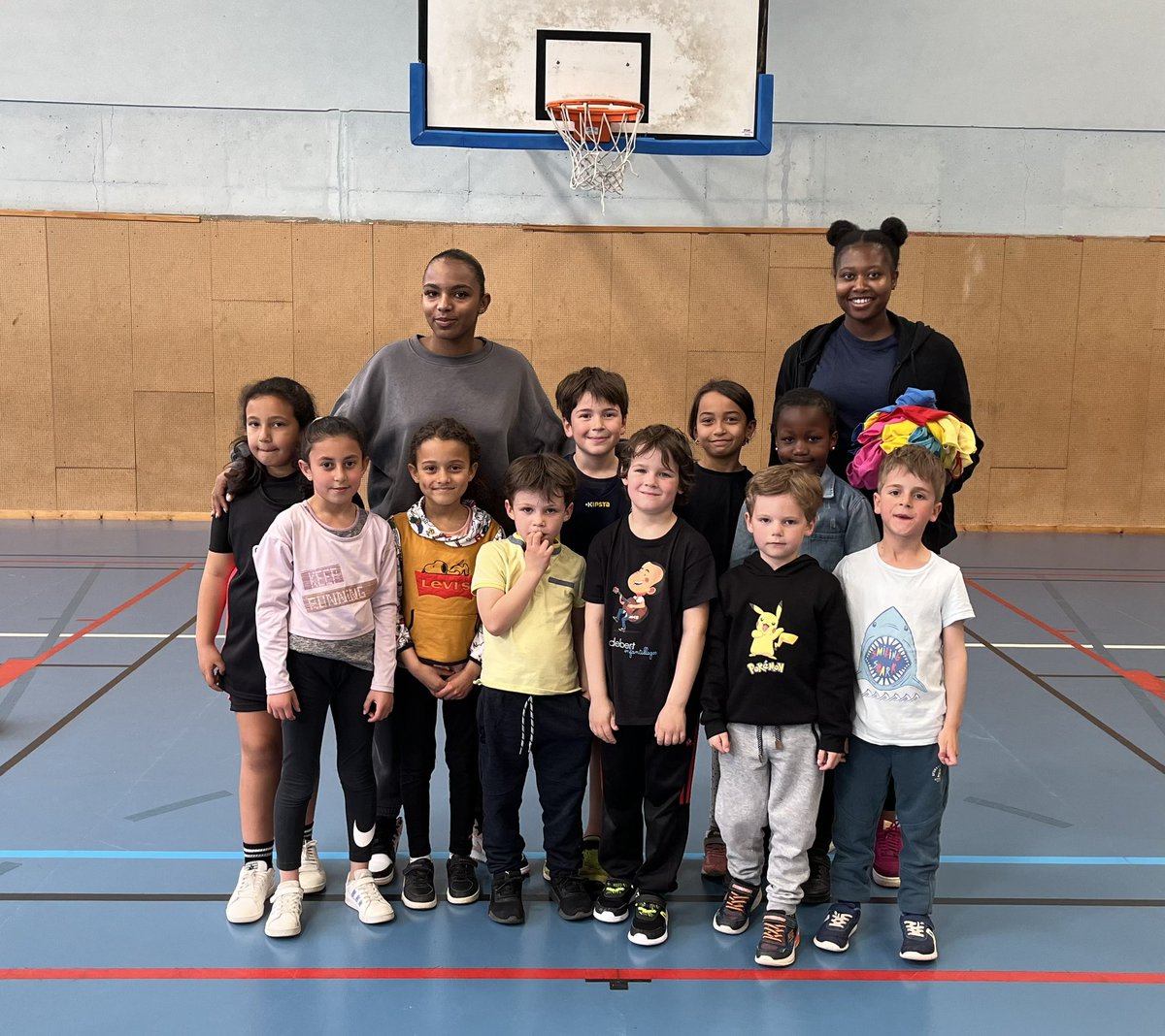 #stagevacances Les Sportez-vous bien <a href="/VilleLimoges87/">Ville de Limoges</a> ont commencé cet après-midi à Landouge avec des enfants de 6 à 9 ans. Les ateliers sont encadrés par Stella et Goundo qui proposent des activités basket aux enfants. #labccitoyen 🔵🔴