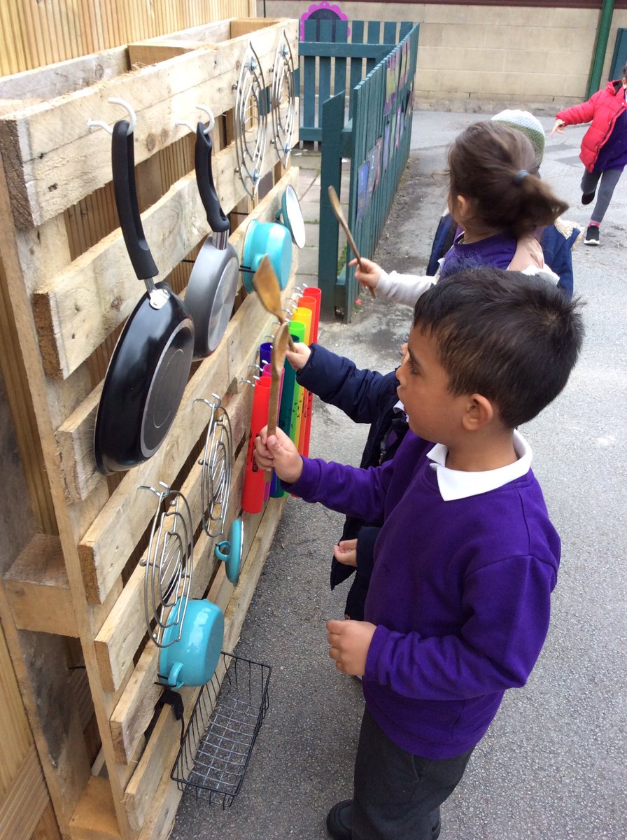 ECS_Keighley's tweet photo. Nursery have been busy today making marks on chalkboards.They were able to experience different sounds from the music board.#50TTDbradford #04makeyourmark #07makingmusic https://t.co/fOS9Ula6tj