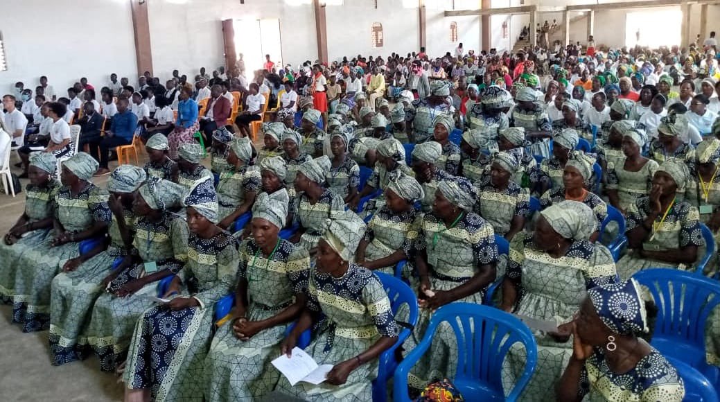 misevi_es's tweet photo. Celebramos 25 años de presencia de @HijasCaridadEC en Angola. Otchipito Tchinene ( fiesta grande) de acción de gracias por la presencia de ellas con quienes #Misevi vive la misión compartida.
#Famvin
#Angola
#HijasCaridadEC
#MisionCompartida https://t.co/xmwn8jsYUD