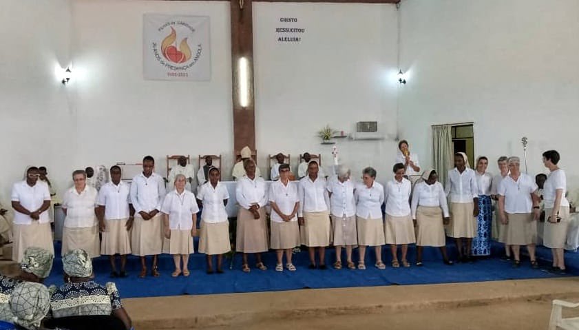 misevi_es's tweet photo. Celebramos 25 años de presencia de @HijasCaridadEC en Angola. Otchipito Tchinene ( fiesta grande) de acción de gracias por la presencia de ellas con quienes #Misevi vive la misión compartida.
#Famvin
#Angola
#HijasCaridadEC
#MisionCompartida https://t.co/xmwn8jsYUD