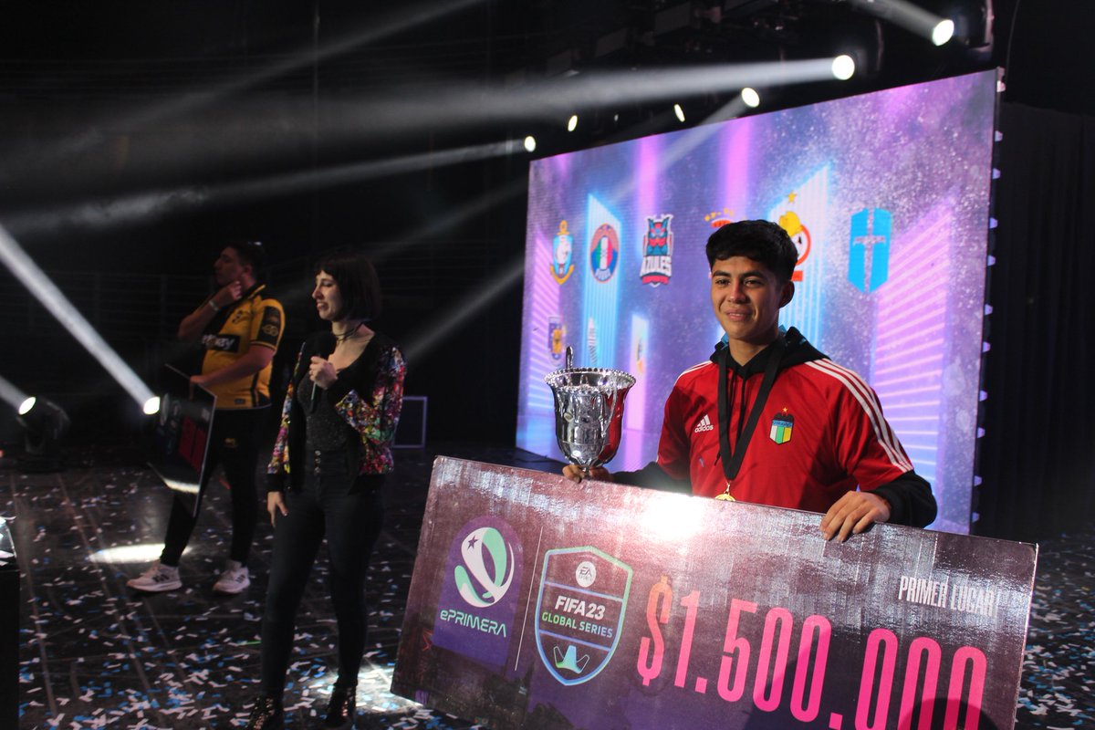 PortaldigitalRM's tweet photo. #Deportes en Portal Metropolitano 🎮

Benjamín "Benjita" Donoso, se coronó como el flamante campeón de la final del @ePrimeracl 2023, realizado en el Parque O'Higgins. El joven talento del FIFA 1vs1, se impuso en la final ante Agardash, de Coquimbo.

@BSampieri 
@sadvel1 
@rlueso https://t.co/hnSVneg65f