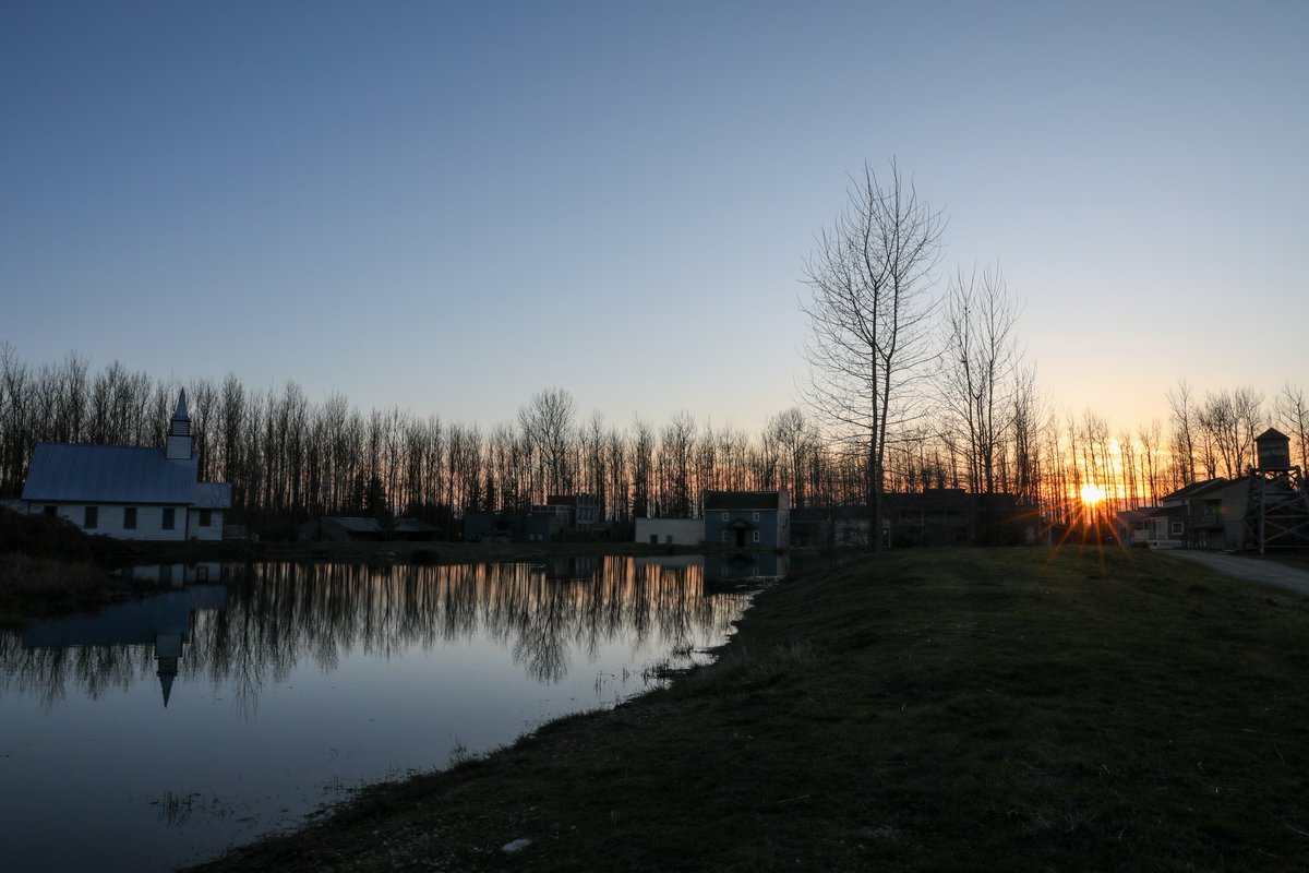 JamestownSet's tweet photo. It's currently very much raining at Jamestown, but this was the view a few days ago. Won't be long before the trees are all filled in with leaves. Now, I'd like my sunshine back, please and thank you.

#hearties #wcth #goodnightsun 

📸 Krista Petrie https://t.co/ivUTrNQBkr
