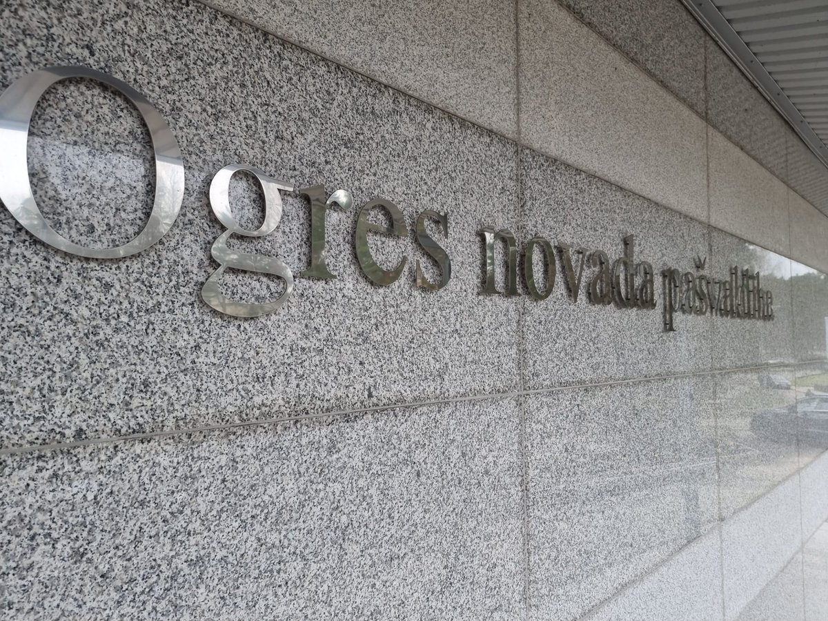 MUZEJZIEPES

Aiz kalniņa dūmi kūp.
Kas tos dūmus kūpināja?
Ogres dome kūpināja,
Muzejziepes vārīdami.