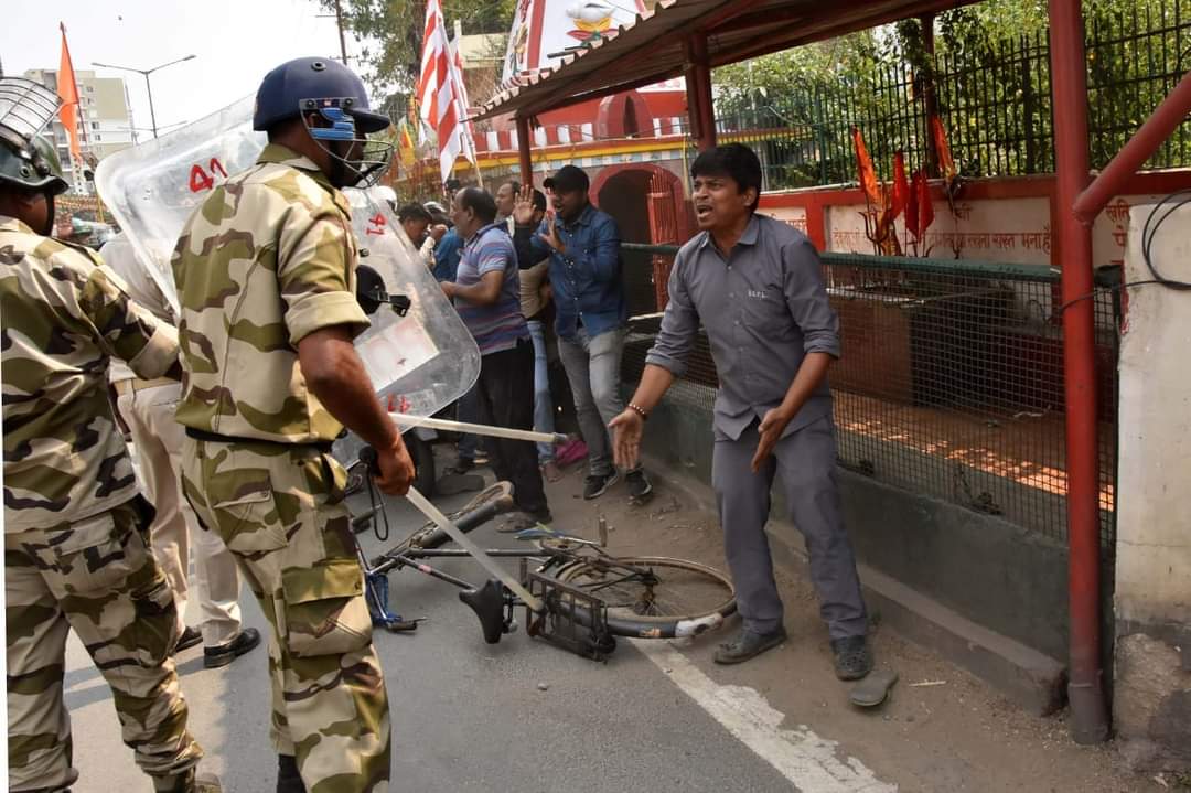 XymexS's tweet photo. This is behaviour of #jharkhandcm @HemantSorenJMM towords students....agr ap job nhi de skte atleast unko bolne ka hakk to dijiye...#jharkhandviolence #student 60 40 #naichalto https://t.co/mkOv4eK1LD