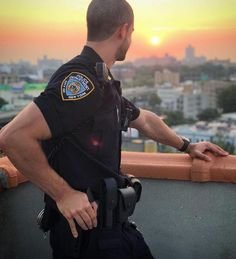 EmilioB15179761's tweet photo. bufette de machos alfa   #hotcops #uniformadossexis https://t.co/H6XVfx38Cc