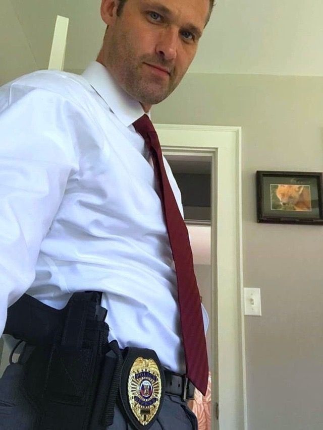 EmilioB15179761's tweet photo. bufette de machos alfa   #hotcops #uniformadossexis https://t.co/H6XVfx38Cc