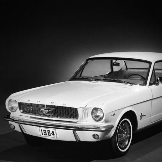 #UnDíaComoHoy, pero de 1964._ en el New York World’s Fair, la Ford Motor Company presenta el Ford Mustang.