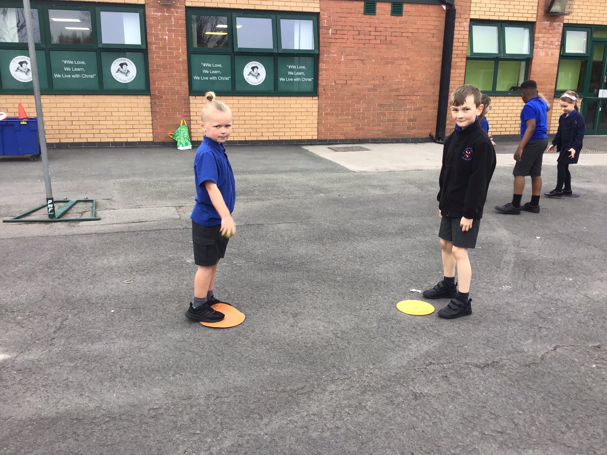MissByrneSTM's tweet image. We had so much fun today in PE. An introductory to tennis building on ball skills 🎾 #STMPE