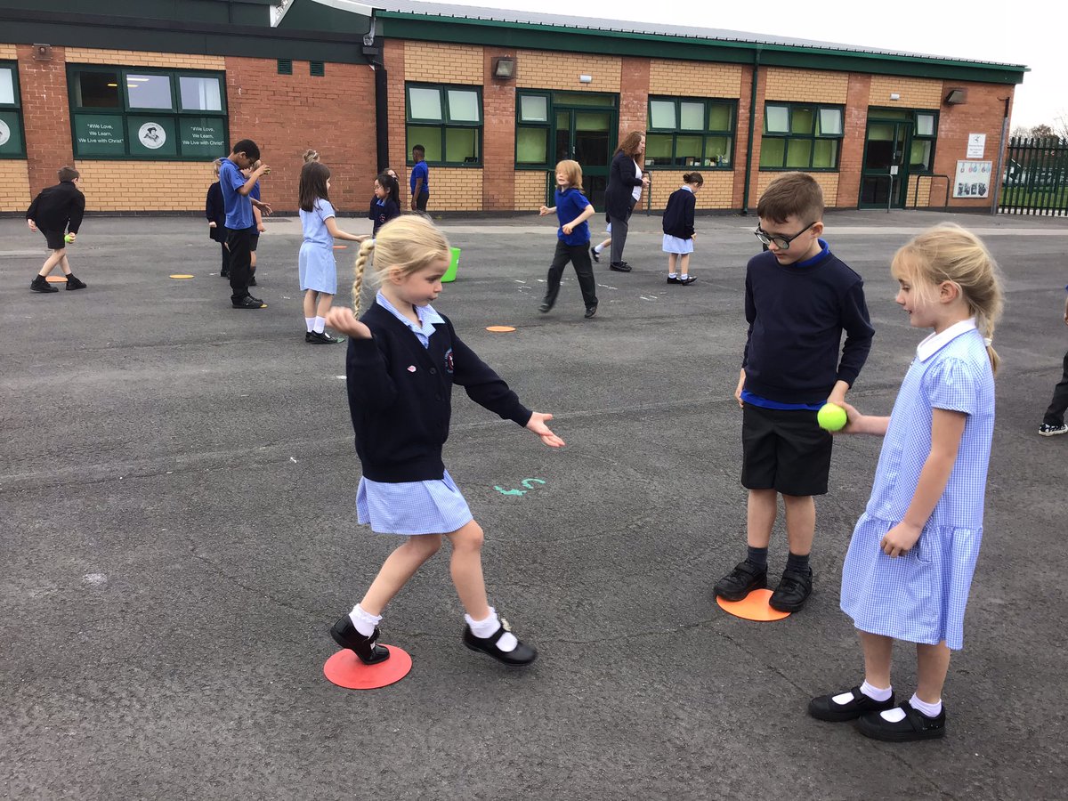 MissByrneSTM's tweet image. We had so much fun today in PE. An introductory to tennis building on ball skills 🎾 #STMPE